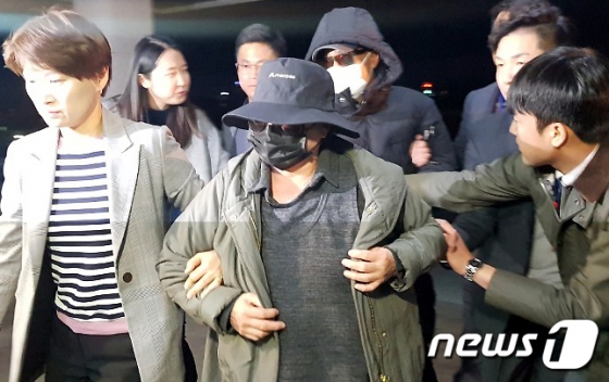래퍼 마이크로닷(본명 신재호·26)의 부모가 지난 4월 충북 제천경찰서로 압송되고 있다./사진=뉴스1