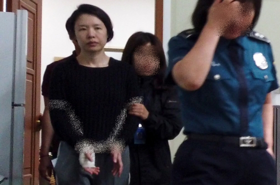 신상공개가 결정된 '전 남편 살해' 피의자 고유정(36·여)이 7일 오후 제주 동부경찰서에서 조사를 받기 위해 진술녹화실로 이동하고 있다. 경찰에 따르면 고씨는 지난달 25일 제주시 조천읍의 한 펜션에서 전 남편인 강모(36)씨를 살해하고 시신을 유기한 혐의를 받고 있다. 2019.06.07. /사진=뉴시스