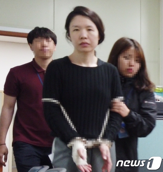 전 남편을 살해하고 사체를 유기한 혐의 등으로 구속된 고유정(36)이 지난 7일 제주시 제주동부경찰서 유치장에서 진술녹화실로 이동하고 있다./사진=뉴스1