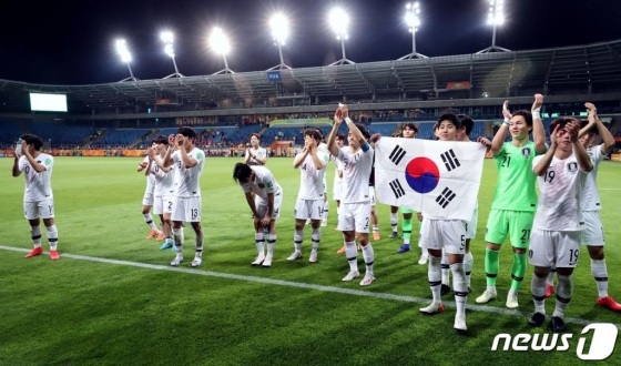 11일 오후(현지시간) 폴란드 아레나 루블린에서 열린 '2019 국제축구연맹(FIFA) U-20 월드컵' 4강전 대한민국과 에콰도르의 경기에서 1:0으로 에콰도르를 꺾고 사상 첫 결승에 진출한 U-20 대표팀 선수들이 그라운드를 돌며 팬들에게 감사의 인사를 하고 있다./사진=뉴스1