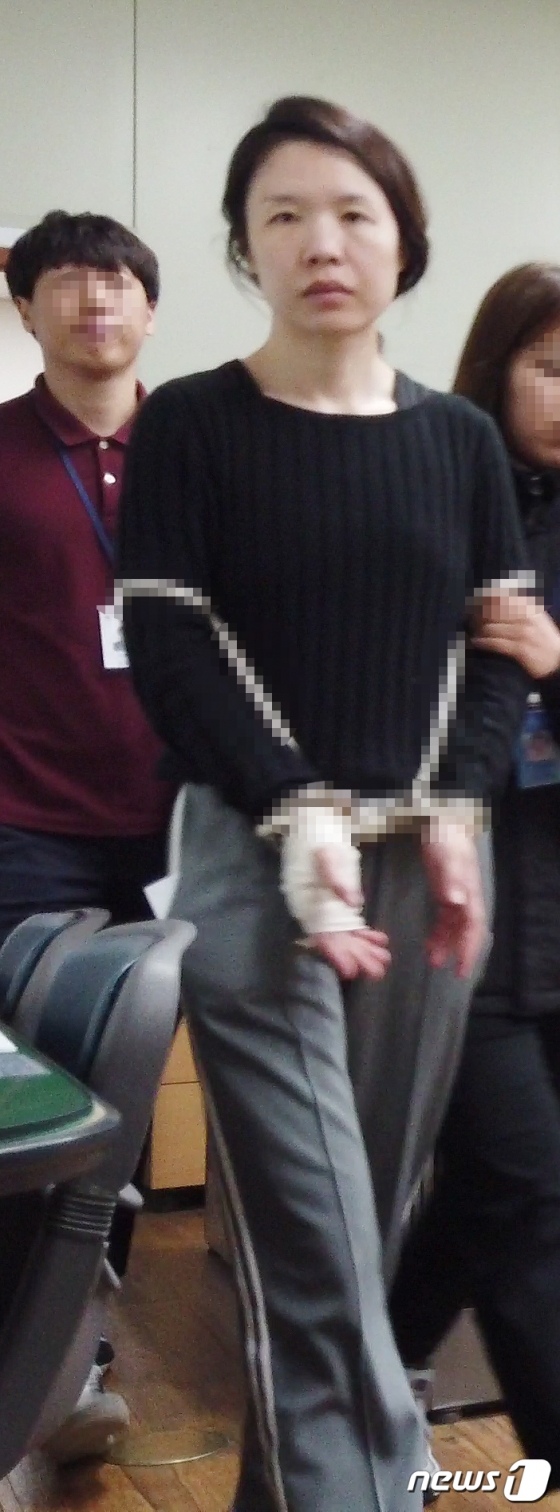 (제주=뉴스1) 이석형 기자 = 전 남편을 살해하고 사체를 유기한 혐의 등으로 구속돼 신상정보 공개가 결정된 고유정(36)이 7일 제주시 제주동부경찰서 유치장에서 진술녹화실로 이동하고 있다. 경찰은 지난 5일 신상공개위원회 회의를 열어 범죄수법이 잔인하고 결과가 중대해 국민의 알권리 존중 및 강력범죄예방 차원에서 고씨에 대한 얼굴과 이름 등 신상을 공개하기로 결정했다.(영상캡쳐)2019.6.7/뉴스1 <저작권자 © 뉴스1코리아, 무단전재 및 재배포 금지>