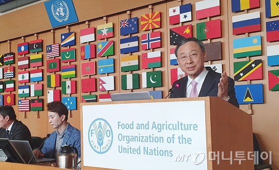 KT 황창규 회장이 지난 12일(이하 현지시간) 이탈리아 로마에서 열린 유엔식량농업기구(FAO)의 ‘디지털 농업혁신’ 콘퍼런스에 참석해 기조연설을 하고 있다./사진제공=KT