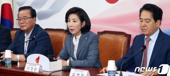 (서울=뉴스1) 김명섭 기자 = 나경원 자유한국당 원내대표가 12일 서울 여의도 국회에서 열린 중진의원 연석회의에서 모두발언을 하고 있다. 2019.6.12/뉴스1