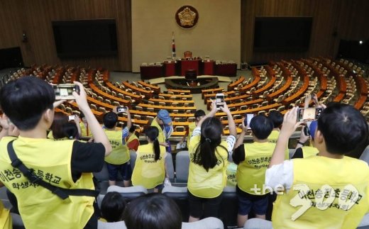 12일 오후 서울 여의도 국회를 견학한 어린이들이 텅빈 본회의장을 바라보고 있다./사진=홍봉진 기자