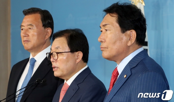 (서울=뉴스1) 이종덕 기자 = 홍문종·이채익 ·안상수 국회 행정안전위원회 자유한국당 소속 위원들이 12일 서울 여의도 국회 정론관에서 기자회견을 하고 있다. 이들은 기자회견에서 ''경찰이 '유치 및 호송규칙'을 위반하며 수감된 피의자 신분인 민노총 간부를 호송이 아닌 호위를 하는 어치구니 없는 일이 일어났다:고 주장했다. 2019.6.12/뉴스1