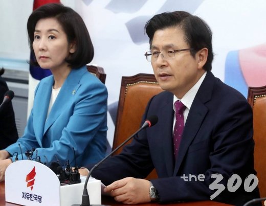 자유한국당 황교안 대표(오른쪽)가 13일 오후 서울 여의도 국회에서 열린 최고위원회의에서 발언하고 있다. /사진=홍봉진 기자