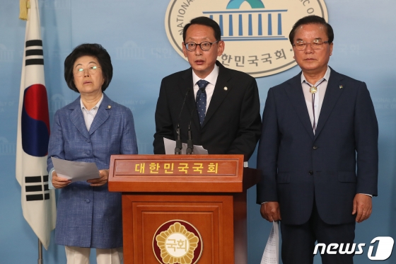 (서울=뉴스1) 임세영 기자 = 국회 법제사법위원회 자유한국당 소속 의원들이 13일 오후 서울 여의도 국회 정론관에서 기자회견을 갖고 대통령 측근들의 불법정치자금 수수 의혹 조사를 촉구하고 있다. 왼쪽부터 이은재, 김도읍, 정갑윤 의원. 2019.6.13/뉴스1