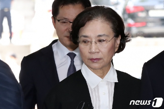 외국인 가사도우미를 불법 고용한 의혹을 받고 있는 이명희 전 일우재단 이사장이 13일 오후 서울 서초동 서울중앙지방법원에서 열린 위계공무집행방해 등 혐의 관련 공판기일에 출석하고 있다. © News1 민경석 기자