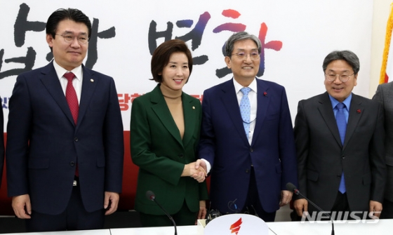 자유한국당 나경원 원내대표가 지난 1월15일 오전 서울 여의도 국회를 예방한 노영민 청와대 신임 비서실장과 악수하고 있다. 왼쪽부터 자유한국당 정용기 정책위의장, 나경원 원내대표, 노영민 청와대 비서실장, 강기정 청와대 신임 정무수석. 2019.01.15. 【서울=뉴시스】홍효식 기자 = yesphoto@newsis.com