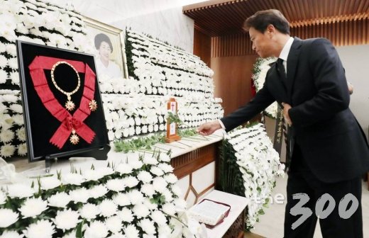 임종석 전 청와대 비서실장이 13일 오후 서울 서대문구 신촌세브란스병원 장례식장에 마련된 故 이희호 여사 빈소를 찾아 조문하고 있다. / 사진=김창현 기자 chmt@