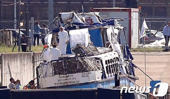 한국 정부합동신속대응팀과 헝가리 수상경찰이 13일 오전(현지시간) 헝가리 부다페스트 인근 체펠섬 코파시갓 선착장에 옮겨진 유람선 ‘허블레아니호’ 선체 정밀 수색활동을 하고 있다. 2019.6.13/뉴스1 © News1 구윤성 기자