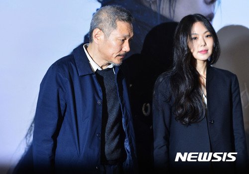 2017년 3월13일 서울 광진구 롯데시네마 건대입구에서 열린 영화 '밤의 해변에서 혼자' 언론 시사회에서 홍상수 감독과 배우 김민희가 포즈를 취하고 있다./사진=뉴시스