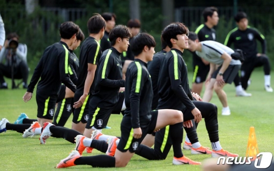 (우치(폴란드)=뉴스1) 박정호 기자 = 한국 남자축구 사상 첫 국제축구연맹(FIFA) 주관 대회 결승 진출이라는 새로운 역사를 쓴 U-20 축구대표팀 선수들이 15일 오전(한국시간) 폴란드 우치 훈련장에서 미디어 공개 훈련을 하고 있다. 정정용호는 오는 16일 폴란드 우치에서 우크라이나와 우승컵을 두고 결전을 치른다. 2019.6.15/뉴스1   <저작권자 © 뉴스1코리아, 무단전재 및 재배포 금지>