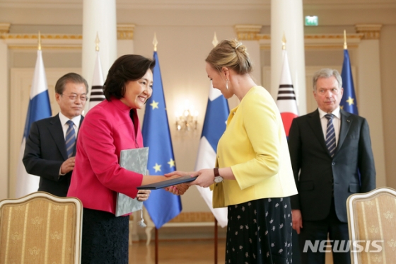【헬싱키(핀란드)=뉴시스】전신 기자 = 박영선 중소벤처기업부 장관과 쿨마니 핀란드 경제부장관이 10일 헬싱키 대통령궁에서 문재인 대통령과 사울리 니니스퇴 핀란드 대통령이 지켜보는 가운데 중소기업·스타트업·혁신 분야 MOU를 체결하고 있다. 2019.06.10. photo1006@newsis.com