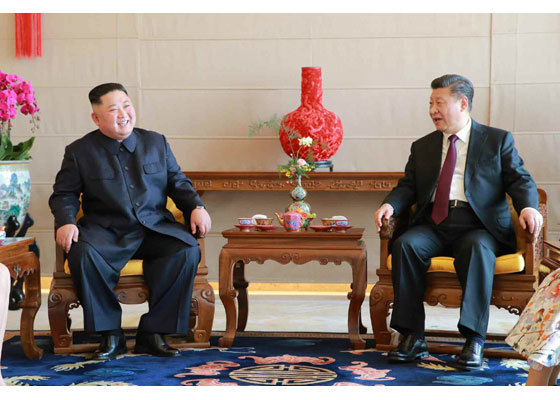 지난 1월 중국을 방문한 김정은 북한 국무위원장이 시진핑(習近平) 중국 국가주석과 중국 베이징(北京)의 호텔 북경반점에서 오찬 전 환담하는 모습. (노동신문)2019.1.10/뉴스1 <저작권자 © 뉴스1코리아, 무단전재 및 재배포 금지>