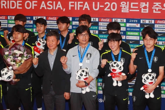 한국 축구 역사상 첫 준우승을 거머쥐고 금의환향한 쥔 U-20 한국 남자 축구대표팀. /사진=이동훈 기자<br>