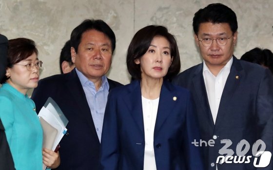 나경원 자유한국당 원내대표(오른쪽에서 두번째)가 정용기 정책위의장(맨 오른쪽) 등과 18일 서울 여의도 국회에서 열린 정책의원총회에 참석하고 있다. /사진=뉴스1