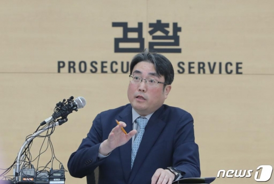 김범기 서울남부지방검찰청 2차장검사가 18일 서울 양천구 남부지검에서 손혜원 무소속 의원의 부동산 투기 의혹 사건 기소 관련 브리핑을 하고 있다./사진=뉴스1