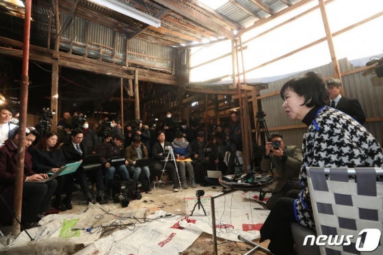 목포 근대역사문화공간 내 부동산 투기 의혹을 받는 손혜원 무소속 의원이 지난 1월23일 오후 목포 투기 의혹 현장에서 투기 의혹 관련 해명 기자회견을 하고 있다./사진=뉴스1