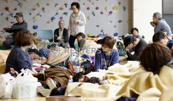 18일 밤, 일본 니가타현 주민들이 근처 체육관으로 대피하고 있다. /사진=로이터