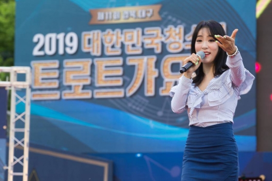 지난 5월25일 오후 경북 구미 금오산 특설무대에서 열린 '제11회 대한민국 청소년 트로트 가요제' 지역 결선 대회에서 트로트 가수 윤수현이 축하공연을 하고 있다./사진제공=구미시