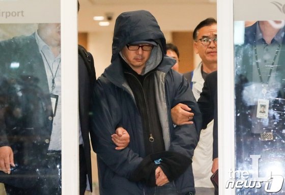 (인천공항=뉴스1) 허경 기자 = 해외 도피 중이던 정태수 전 한보그룹 회장의 넷째 아들 정한근씨(54)씨가 두바이에서 체포돼 22일 인천국제공항을 통해 송환되고 있다. 정씨는 한보그룹 등이 부도가 나자 자회사인 동아시아가스 자금 약 322억원을 횡령하고 스위스로 자금을 빼돌린 혐의로 수사를 받던 중인 1998년 6월 해외로 도피, 21년째 잠적했다. 2019.6.22/뉴스1 <저작권자 © 뉴스1코리아, 무단전재 및 재배포 금지>