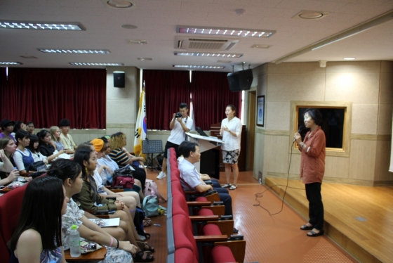 충남대학교 국제언어교육원에서 주최하는 2018년도 주요국가 초청연수 참가 학생 30명이 18일 세종국제고등학교에서 세종국제고에 대한 설명을 듣고 있다./사진=뉴시스<br>