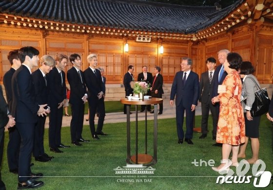 오사카 G20 정상회의를 마치고 방한 한 도널드 트럼프 미국 대통령이 29일 오후 청와대에서 문재인 대통령,  김정숙 여사, 그룹 엑소 멤버들과 함께 만찬이 마련된 상춘재에서 대화를 나누고 있다. (청와대 페이스북) 2019.6.29뉴스1   <저작권자 © 뉴스1코리아, 무단전재 및 재배포 금지>