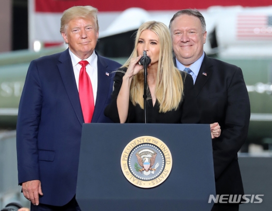 【평택=뉴시스】이영환 기자 = 도널드 트럼프(Donald Trump) 미국 대통령이 30일 오후 경기 평택시 주한미군 오산 공군기지에서 연설을 하던 중 이방카 트럼프 백악관 선임보좌관과 마이크 폼페이오 미 국무부 장관이 단상에 올라 발언을 하고 있다. 2019.06.30.    20hwan@newsis.com