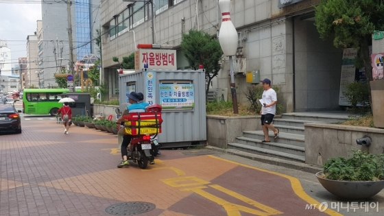 집배원 장재선씨를 따라 주행하는 기자 오토바이. 첨엔 어설펐으나, 마지막에도 어설펐다. 정말 빨리 다녀서 따라다니기 바빴다. 그래도 차츰 익숙해졌다./사진=문백남 지부장