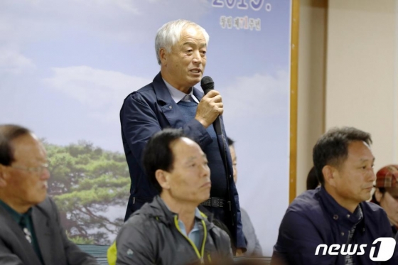 지난 4월 광주 동구 광주지방변호사회관 6층 대회의실에서 열린 광주전남 '일제강제동원 피해자 전범기업 대상 1차 집단소송' 기자회견에서 소송에 참여한 원고들이 피해자인 아버지를 소개하고 있다./사진=뉴스1
