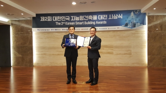 서울 논현동 건설회관에서 현대건설 힐스테이트 레이크 송도 현장소장 최원호 부장(왼쪽)과 국토교통부 녹색건축과 김태오 과장이 국토부장관상을 수상기념사진을 촬영하고 있다.