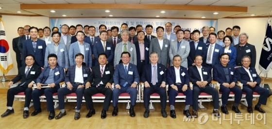 김연태 회장(앞줄 왼쪽에서 5번째)과 각 지역을 대표해 위촉된 한국건설기술인협회의 지역정책자문위원들이 위촉식 후 기념촬영을 하고 있다. /사진=한국건설기술인협회