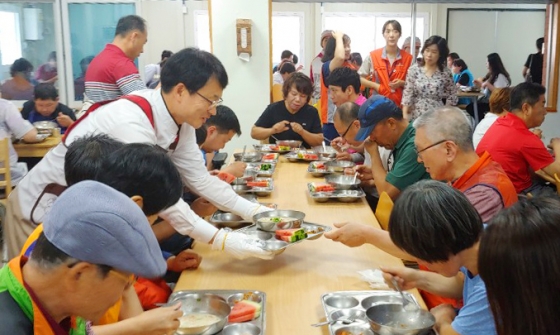 BNK경남은행이 12일 초복을 맞아 '복날 맞이 사랑의 특식 행사'를 가졌다./사진제공=경남은행