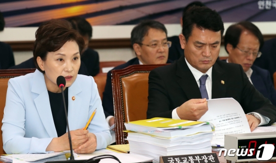 김현미 국토교통부 장관이 12일 서울 여의도 국회에서 열린 국토교통위원회 전체회의에서 의원질의에 답변하고 있다/사진=뉴스1