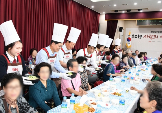 BNK부산은행이 지역 어르신 9000여명에게 '사랑의 삼계탕' 나눔 행사를 진행한다고 12일 밝혔다./사진제공=부산은행