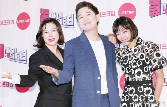 방송인 최화정, 붐, 이본이 12일 오후 서울 마포구 베스트웨스턴프리미어 서울가든호텔에서 열린 라이프타임채널 '돌아이덴티티' 제작발표회에 참석해 포즈를 취하고 있다./ 사진=김창현 기자