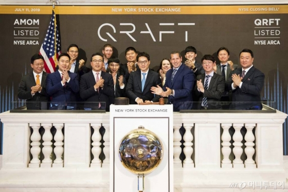 【뉴욕=NYSE·AP/뉴시스】김형식 크래프트테크놀로지스 대표(가운데)가 11일(현지시간) 미국 뉴욕증권거래소(NYSE)에서 폐장을 알리는 '클로징 벨' 행사를 진행하고 있다. 크래프트테크놀로지스는 이날 국내업체로는 처음으로 인공지수(AI) 상장지수펀드(ETF)를 NYSE에 상장했다. 사진은 NYSE가 제공한 것이다.2019.07.12