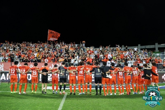 강원FC 선수단. /사진=한국프로축구연맹 제공