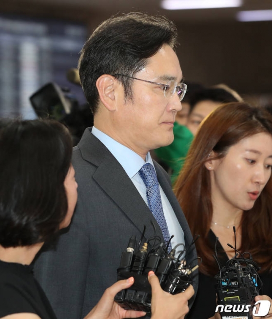 (서울=뉴스1) 허경 기자 = 이재용 삼성전자 부회장이 일본 출장을 마치고 12일 서울 강서구 김포국제공항에 도착하고 있다. 2019.7.12/뉴스1