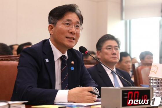 (서울=뉴스1) 임세영 기자 = 성윤모 산업통상자원부 장관이 15일 오후 서울 여의도 국회에서 열린 산업통상자원중소벤처기업위원회 전체회의에서 의원들의 질의에 답하고 있다. 2019.7.15/뉴스1    <저작권자 © 뉴스1코리아, 무단전재 및 재배포 금지>