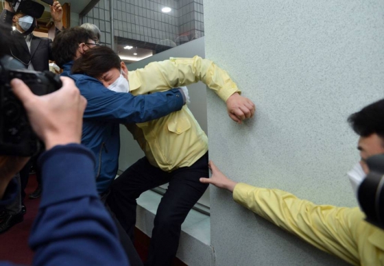 권영진 대구시장이 26일 오후 대구시의회에서 열린 273회 임시회 본회의를 마치고 퇴장하던 도중 이진련 의원의 질타를 듣다 어지러움을 호소하다가 쓰러지고 있다. / 사진=뉴시스