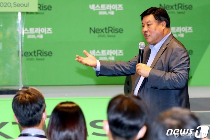 (서울=뉴스1) 이광호 기자 = 서정진 셀트리온 회장이 23일 서울 강남구 코엑스에서 열린 글로벌 스타트업 페어 '넥스트라이즈 2020,서울'에서 '셀트리온 이야기, 포스트코로나 시대의 위기와 기회'를 주제로 강연하고 있다. 2020.6.23/뉴스1