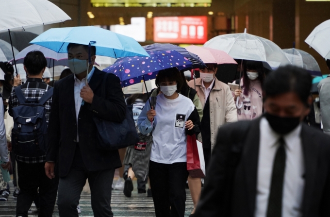 일본 오사카시 기타구에서 시민들이 마스크를 쓴 채 횡단보도를 건너고 있다./사진=로이터 