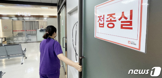 (서울=뉴스1) 박지혜 기자 = 코로나19 백신 접종을 위탁받은 일반 병원이 돌봄종사자와 항공승무원 등을 대상으로 접종 업무를 시작한 19일 서울 동대문구 시립동부병원에 코로나19 예방접종실이 마련돼 있다.이날부터 장애인·노인·보훈 돌봄 종사자와 항공승무원을 대상으로 한 신종 코로나바이러스 감염증(코로나19) 백신 접종이 시작됐다. 이들은 정부에서 코로나19 예방접종을 위탁받은 동네병원 등 전국 1790곳에서 접종을 받는다. 2021.4.19/뉴스1  