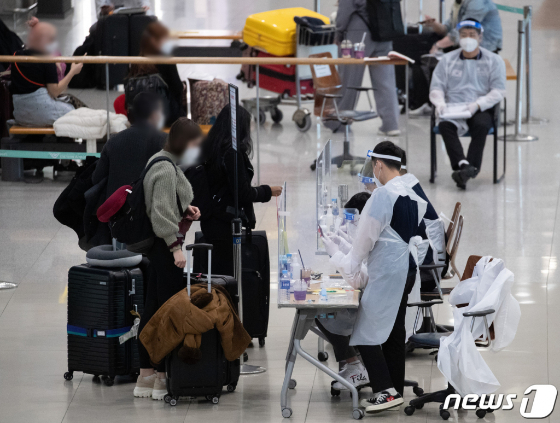 (인천공항=뉴스1) 이재명 기자 = 해외발 신종 코로나바이러스(코로나19) 감염증 사례가 12건 추가됐다. 아직은 국내 '유입' 수준이지만 국내 지역사회 확산의 주된 바이러스로 변이 바이러스가 자리 잡는 것은 시간문제라는 평가다.  변이 바이러스 여부를 확인하기 위한 전장유전체 분석은 전문인력과 시설이 필요한 만큼 검사를 늘리기에는 한계가 있고, 전원 시설격리 방안도 현실적으로 어렵다.  사진은 7일 오후 인천국제공항 제1여객터미널에서 해외입국자들이 공항을 나서고 있다. 2021.2.7/뉴스1  