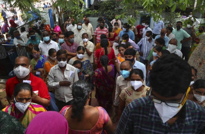  9일(현지시간) 인도 하이데라바드의 한 보건소에서 마스크를 쓴 시민들이 코로나19 백신 2차 접종을 하기 위해 모여들고 있다. 2021.07.09./사진=[하이데라바드=AP/뉴시스]