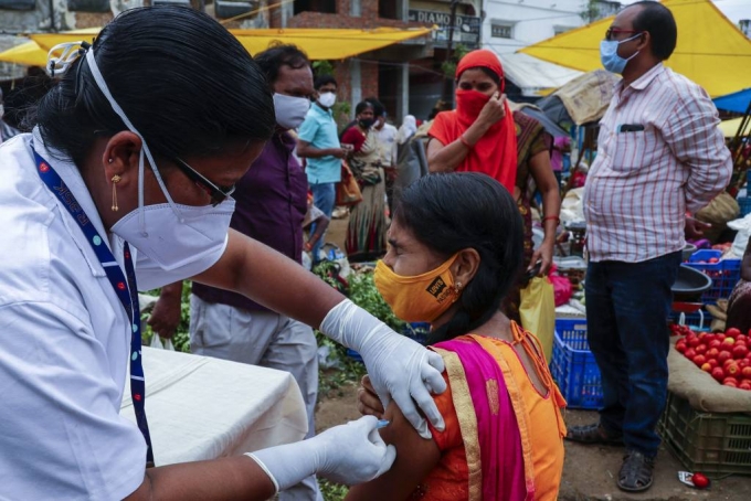 24일(현지시간) 인도 하이데라바드의 한 채소 시장에서 특별 백신 접종을 시행해 보건 요원이 상인들에게 코비실드 백신을 접종하고 있다. 2021.06.24./사진=[하이데라바드=AP/뉴시스]