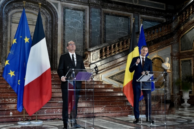 22일(현지시간) 벨기에 브뤼셀에서 회담 후 기자회견 중인 장 카스텍스 프랑스 총리(왼쪽)와 알렉산더르 더크로 벨기에 총리(오른쪽). /사진=AFP