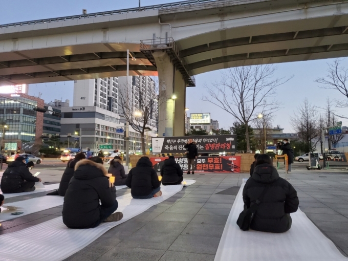 4일 오후 5시쯤 서울 서대문구 독립문 앞에서 코로나19 백신 이상반응을 겪은 피해자와 가족들이 코로나19백신피해자가족협의회가 주최한 3차 촛불집회에 동참하고 있다./사진제공=코로나19백신피해자가족협의회